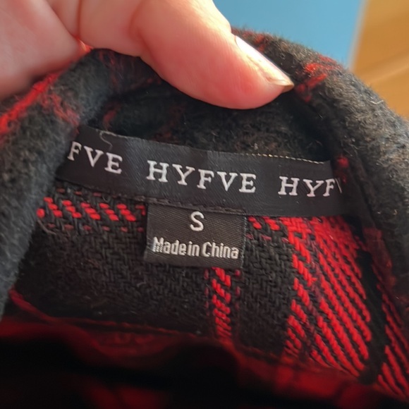 Super soft, lighter weight red and black plaid jacket ❤️🖤 - Picture 4 of 7